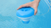 Klassische Swimmingpools lassen sich unkompliziert mit Chlor reinigen. Mittels einer Wasserprobe sind Chlorgehalt und pH-Wert schnell bestimmt. 