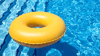 Pools und Schwimmteiche sind nicht die einzigen Wasserobjekte, mit denen Sie Leben in Ihren Garten bringen.