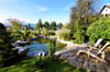 Schwimmteich und Naturpools bieten schnelle Entspannung zu Hause, ideal nach der Arbeit, um durch die Wohnung ins kühle Nass einzutauchen und den Kopf frei zu bekommen