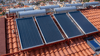 Eine Solarthermieanlage nutzt Sonnenenergie, um Wasser zu erwärmen, das dann für Heizung und Warmwasser verwendet wird. 