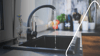 Einen Wasserfilter einbauen zu lassen lohnt sich: bessere Trinkwasserqualität, schonend für Haushaltsgeräte und weniger Mikroplastik.