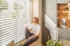 Um die Wohnung langfristig kühl zu halten, ist die richtige Kombination von verschiedenen Sonnenschutzmaßnahmen wichtig.