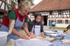 Christa Hardtmann backt mit den jüngsten Museumsbesuchern auch mal Brot.