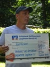 The Prince of the Transport and Beauty Association, Mario Möckel, with the expenditure check from the VR Bank Laupheim-Illertal in hand, thanks the Guest for a playground on the playgrounds.