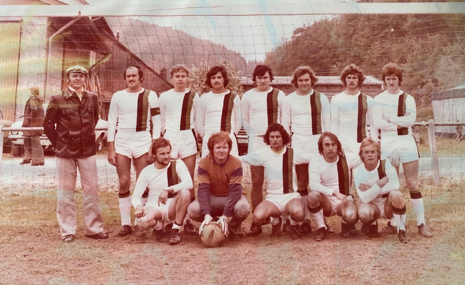 FußballMannschaft von 1975 stellt Foto von damals nach