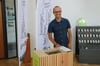 Pastoralreferent Benjamin Sigg ist für das Projekt "Allgäusegen" zuständig. Im Vordergrund ist die "Segensbox" zu erkennen, die ab dem 11. Oktober zunächst in der Galluskapelle an der Autobahn 96 aufgestellt werden soll.