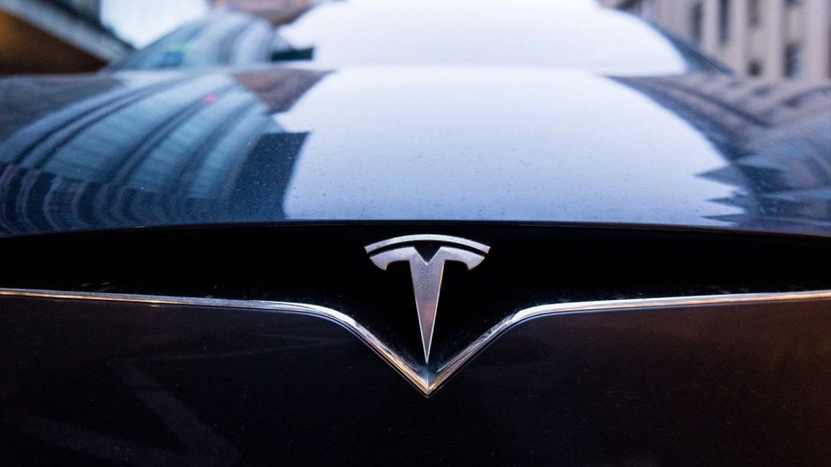 Young couple parks next to a Tesla - | after that everything is destroyed