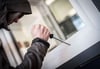 Am Montag zwischen 0 Uhr und 11 Uhr, so berichtet die Polizei, hat ein Einbrecher ein Fenster zu einer Gaststätte in der Abtsgmünder Straße aufgehebelt.