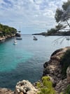 Das Meer is still warm on September 24. A man can sit in trauma hafts in Buchten baths, here in the Cala Serena near Cala d'Or.