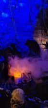 Gruselige Dekoelemente, Licht und Rauch sorgen für schaurige Stimmung auf unserer Roomtour durch Deutschlands größtem Halloween-Shop.