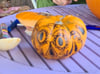 3. Kürbis bemalen mit Blumen und Totenkopf