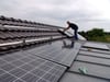 Damit Mieter über Mieterstrommodelle vom PV-Strom profitieren, muss der Hausbesitzer eine Photovoltaikanlage auf dem Dach des Mehrparteienhauses installieren lassen.