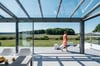 Terrassenüberdachungen mit felxiblen Glasfronten lassen sich einfach öffnen und schließen.