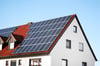 Entsprechend eines Mieterstrommodells wird der von der Photovoltaik-Anlage auf dem Dach des Mehrparteienhauses auf die einzelnen Wohnungen verteilt.
