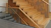 Eine Holztreppe lässt sich grundsätzlich sehr leicht reinigen.