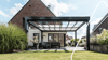 Schlanke Aluminiumprofile und großflächiges Glas verleihen einen modernen Look, der sich ideal in zeitgemäße Architekturen einfügt. Diese Kombination schafft eine offene, helle Atmosphäre und verleiht Ihrem Außenbereich stilvolle Eleganz.