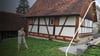 Eine Familie, die viel Engagement in die selbstständige Renovierung eines Bauernhauses steckte.