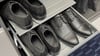 Für Schuhe gibt es ausziehbare Fächer.