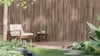 Eine Sichtschutzwand aus Holz passt sich in den individuellen Stil Ihrer Terrasse ein.