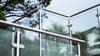 Windschutz aus Glas passt besonders gut in minimalistische und moderne Terrassenkonzepte.