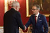 Der österreichische Bundespräsident Alexander Van der Bellen (l.) begrüßt den Chef der Freiheitlichen Partei (FPÖ) Herbert Kickl in seinem Büro in Wien.