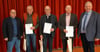 Kreisgeschäftsführer Niklas Kreeb (links) und Kreisobmann Karl Endriß (rechts) ehrten langjährige Ortsobmänner des Bauernverbands: Manfred Birkhofer (von links), Alwin Lutz und Elmar Deubler.
