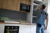 Macht ein Kühlschrank auf Dauer seltsame und ungewöhnliche Geräusche, sollte ein Fachmann hinzugezogen werden.