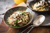 Graupen sind eine umweltfreundliche Alternative zu Reis - und lassen sich auch als herzhaftes Risotto zubereiten.