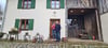 Brigitte und Reinhard Wurm vor dem Bauernhof