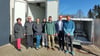 Die Bäuerliche Schlachtgemeinschaft Westerheim kann mit den neuen Anhängern durchstarten (v. l.):  Margit Weber und Georg Baumeister, Schlachtgemeinschaft; Karin Wanzel, Ingenieurbüro Wanzel; Paul Russ, Schlachtgemeinschaft; Hannes Bartholl, LEADER; Bürgermeister Hartmut Walz; Rainer Striebel, Geschäftsstelle Biosphärengebiet.