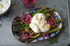 Zum Anrichten wird der Burrata über den Spargelstangen etwas auseinander gezupft und mit dem Ranchdip beträufelt. Zuvor eingelegte rote Zwiebelringe bringen Farbe auf den Teller.