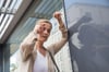 Bei Frauen kann sich ein Schlaganfall mit diffusen Symptomen wie Schwindel oder Verwirrtheit bemerkbar machen.