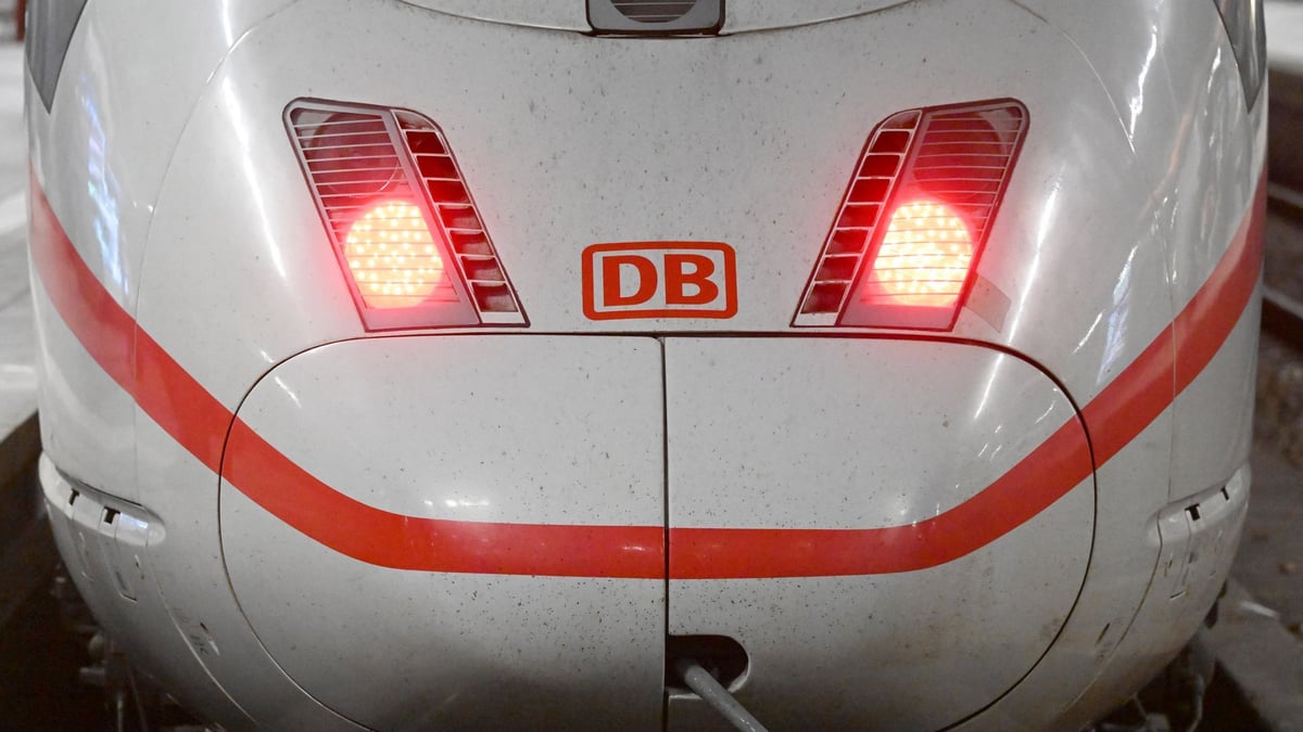 Two ICE trains crash at the same time: Train drivers forget to stop at ...
