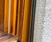 Aluverkleidung ist auf dem Rahmen angebracht