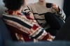 Einfach da sein: Trauernde brauchen keine perfekten Worte – oft genügt ein stilles, mitfühlendes Dasein.