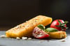 Wer keinen Polenta-Brei mag, kann daraus auch Schnitten machen. Einfach breit streichen, abkühlen lassen und braten. Dazu passen Tomaten, Feta und Basilikum.