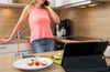 Keime auf dem Display: Wer beim Kochen das Smartphone oder Tablet nutzt, kann gefährliche Bakterien verteilen.