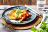 Frischer Rösti-Twist: Mit Kimchi, Räucherlachs und Zitronenquark wird das Kartoffelrösti leicht und sommerlich.