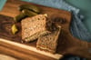 Fixes Frühstück: Vollkornbrot mit Käse, Senf und Cornichons.
