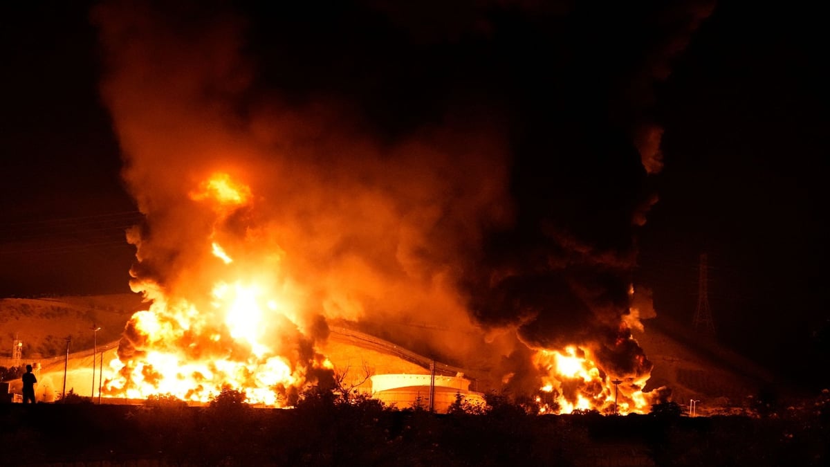 “Tehran is on fire” - The war between the arch-enemies escalates