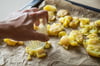 Die gekochten Kartoffeln kommen auf ein Backblech und werden mit einem Glas zerdrückt. Mit Olivenöl bepinseln und Salzflocken bestreuen, dann 40 bis 45 Minuten knusprig backen.