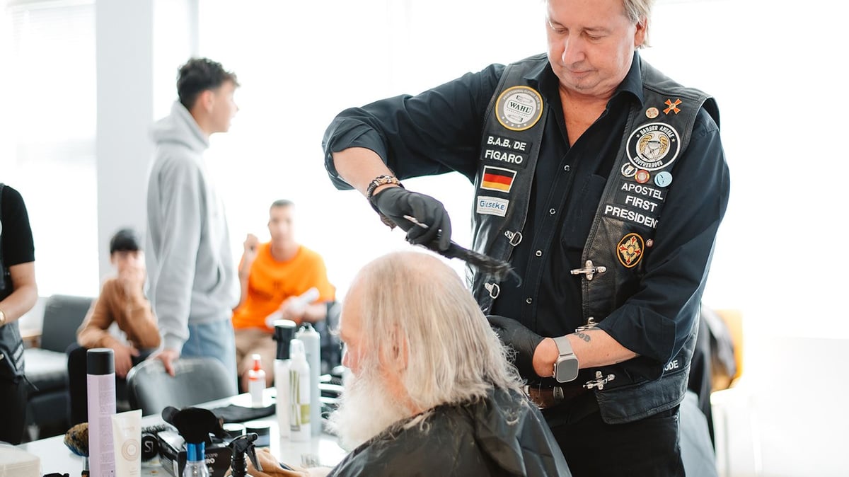 Figaro Claus receives the SME Award for Social Responsibility