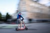 Gerade wenn man das Tempo von 20 km/h ausreizt, kann es bei einem Sturz mit dem E-Scooter zu schweren Unfällen kommen.