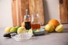 Säure bricht schwere Strukturen auf und bringt Frische: Das klappt etwa mit Apfelessig, Balsamico, Schalen und Saft von Zitrusfrüchten wie Orangen, Zitronen und Limetten.