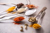 Wer gerne asiatische oder orientalische Noten in Speisen bringt, sollte neben Nelken, Chili-Flocken, weißem Pfeffer, Salz und Paprikapulver auch Kardamom, Currypulver und Kurkuma im Hause haben.