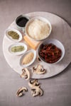 Ist das Essen nicht ganz rund, fehlt meist Umami. Den bekommt man durch Parmesan, Sojasoße, Hefeflocken, getrocknete Tomaten, getrocknete Pilze wie Champignons, gemahlenem Liebstöckel oder Selleriesalz.