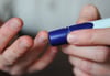 Wie steht es um den Blutzucker? Der Piks in den Fingern gehört für viele Diabetiker zum Alltag, um Entgleisungen rasch zu erkennen und Insulin richtig dosieren zu können. 