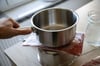 Schritt 1: Das Hackfleisch in einem Gefrierbeutel auf einen umgedrehten Topf legen, einen weiteren Topf daraufstellen. 