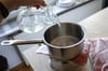Schritt 2: Warmes Wasser in den oberen Topf gießen.