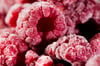 Tiefgekühlte Beeren sind um einiges günstiger als gefriergetrocknete oder frische Ware.